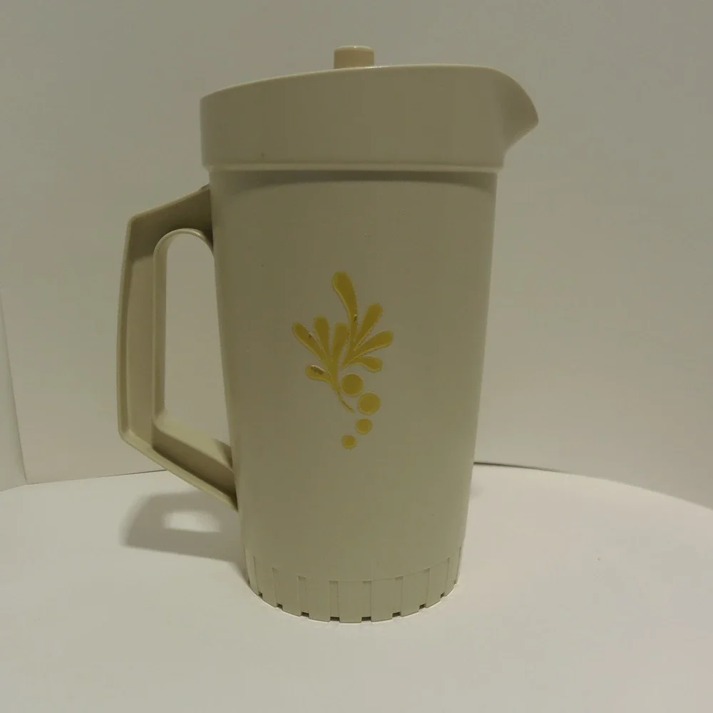 Tupperware Pitcher 1 QT Cream Harvest Gold Push Button Lid Vintage 70s‎